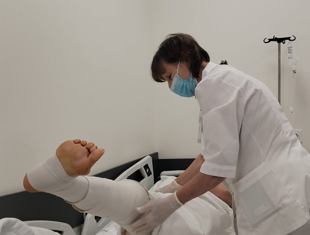 Recuperarea după protezarea genunchiului: fiecare pas contează