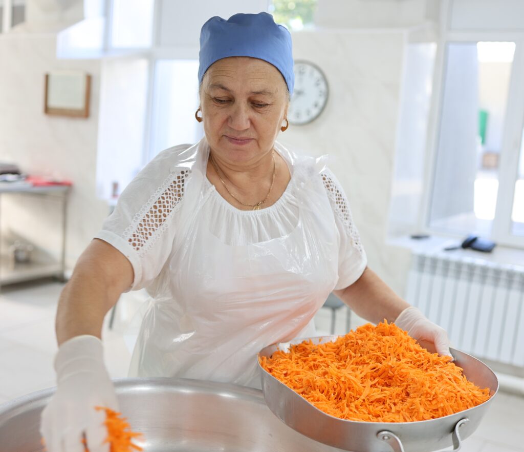 „Mâncarea făcută cu dragoste are un gust aparte”: aproape 40 de ani în bucătăria spitalului – povestea Antoninei Luca